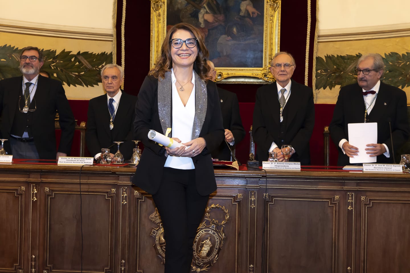 Doctora María Herrera en el momento de recoger el premio en la Real Academia Nacional de Medicina